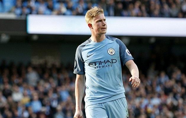 美术课上学生用课本表演变脸，轻松拿捏住精髓， 网友：“教科书式”变脸！