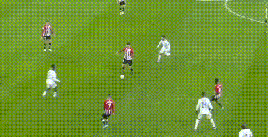 积雪已覆盖球场，加拿大联赛球员在雪战中完成潇洒倒钩得分