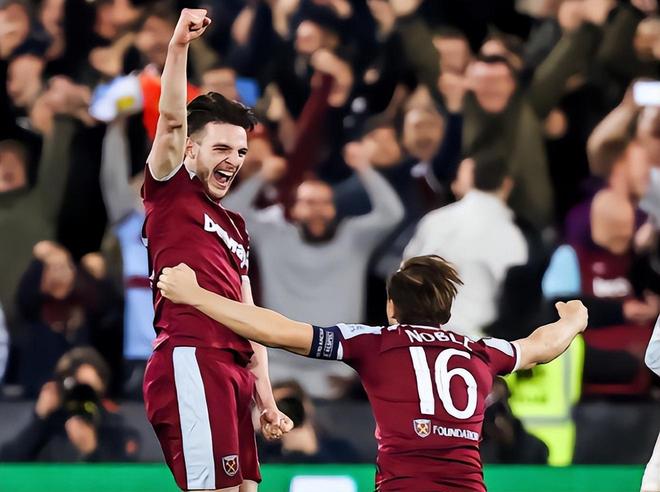 苏翊鸣在2025-2026赛季国际雪联单板滑雪世界杯北京站夺冠，以181.00分刷新个人最佳，连续完成三个1980度空翻，展现卓越实力。